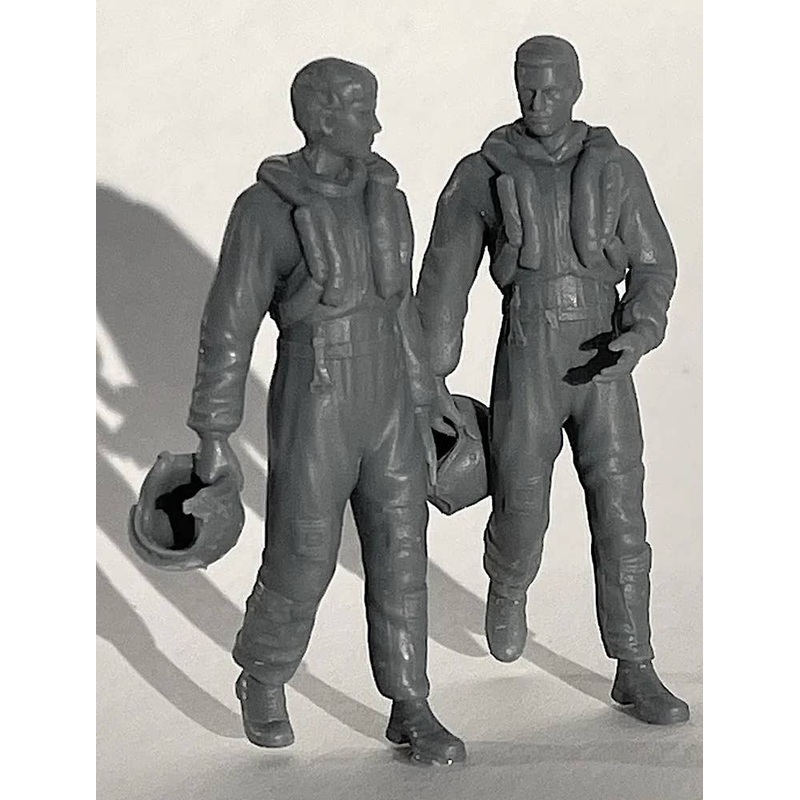 1/48 Walking RAF Vampire pilots with MK 1A helmets