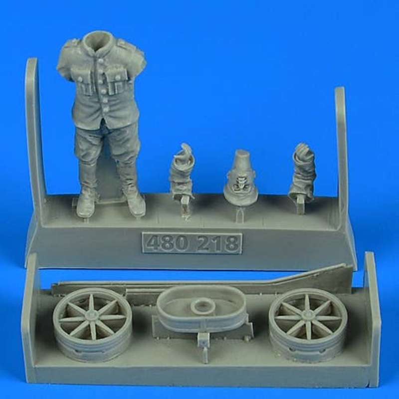 1/48 German or Austro-Hungarian WWI Aircraft Mechanic with Cart