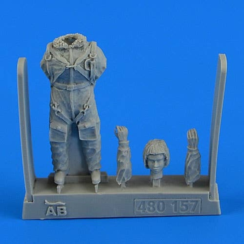 1/48 Soviet Woman Pilot WWII with Parachute