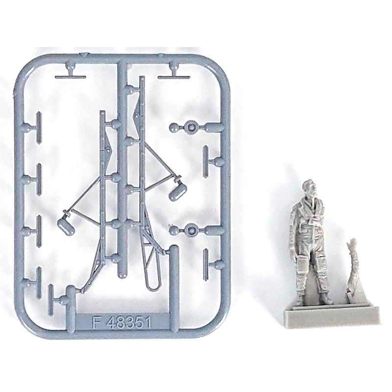 1/48 AJ-37/JA-37 Viggen Pilot Climbing Ladder into Cockpit