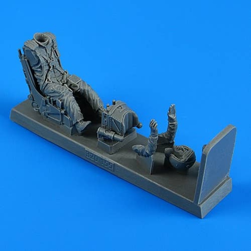 1/32 Soviet Pilot with Ej. seat for Su-25 for TRUMPETER