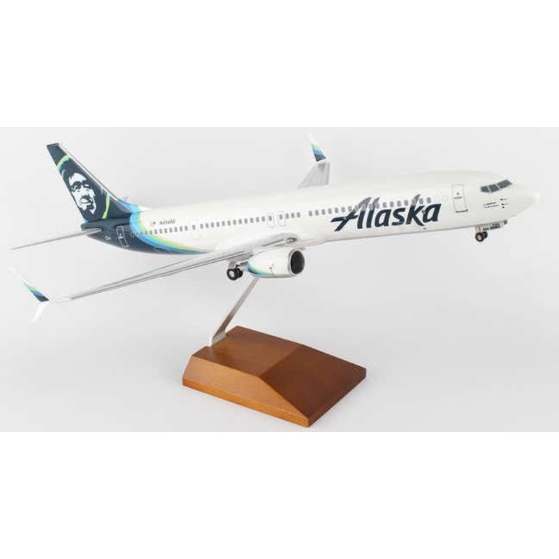 1/100 737-900 Alaska Airlines 2016 Livery (With Gear and Wooden Stand)